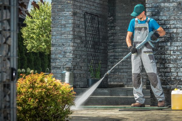 Outside House Cleaning in Middleburg